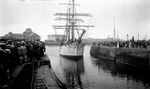 Le 'Pourquoi pas', 3 mats de Charcot quitte le port de Saint Malo  - Saint-Malo (35)  - 1908