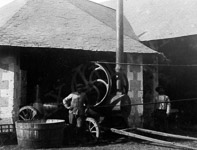 Battage du bl par une famille d'agriculteur et ses saisonniers  - Centre (37)  - 1900