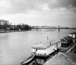 Bateaux lavoirs � quai ,sur la Loire, au niveau du pont de fil  - Tours (37)  - 1895