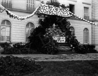 Un autel  est install sur les marches de l'entre du chteau de blr pour une crmonie religieuse  - Blr (37)  - 1892