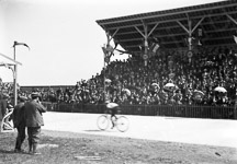 Une course cycliste au vlodrome de Tours, un cycliste passe devant les tribunes  - Tours (37)  - 1896