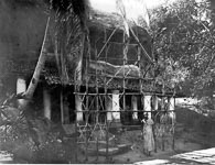 Une fausse façade de maison en bambou préparée pour une noce dans l'île de Ceylan  - Sri Lanka (Asie)  - 1880