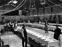 Sous un hangar des usines ,des engrais d'aube, prparation d'un buffet par le personnel de l'usine  - auby (59)  - 1930