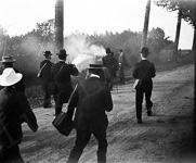 Sortie de route d'une voiture de course  - Maine - 1900