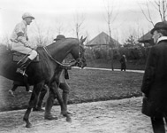 Un jockey et son cheval rentrent à l'écurie avant la course hippique d'Ostende  - Belgique (Ostende)  - 1900