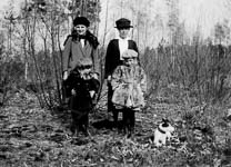 Deux femmes et leurs enfants posent dans un sous bois de leur propri�t�  - 1914