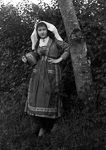 Portrait d'une jeune fille en habit traditionnel suisse  - Suisse - 1900
