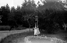 Un jardinier entretient le parc du chteau de ses matres  - 1900
