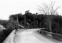 Paysage de cte d'Azur, route au pied d'un vieux mas provenal  - 1904