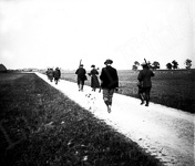 Les chasseurs se promènent sur un chemin entre les champs de Beauce  - Denonville (28)  - 1904