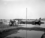 Une famille pose devant un bateau de Loire  - 1890