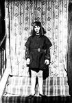 Une scne d'un thtre religieux en plein air, un acteur pose en habit de scne  - Mer (41)  - 1948