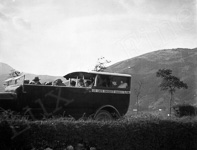 Des touristes visitent une ville du Pays Basque dans un car  - 1918