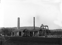 Une usine près d'une vallée montagneuse.  - Bollène (84)  - 1885