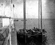 Des b�teaux de p�che dans le port d'Audierne  - Audierne (29)  - 1910