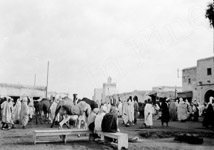 March� sur une place � l'int�rieur des remparts  - Tunisie (Kerouan)  - 1930