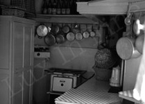 La cuisine d'un appartement parisien avec sa gazinire et sa batterie.  - Paris (75)  - 1932