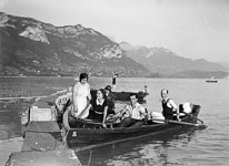 Des jeunes femmes reviennent d'une promenade en barque sur le lac d'Annecy.  - Annecy (74)  - 1938