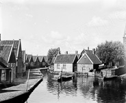 Un village flamand avec ses maisons traditionnelles et ses canaux.  - Pays-bas - 1930