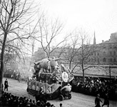 Le char Michelin lors du défilé de la mi-Carême près de la Seine.  - Paris (75)  - 1910