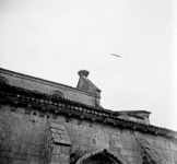 Une cigogne s'approche de son nid install� sur le toit d'une �glise.  - Espagne - 1902