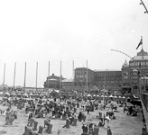 Le clbre casino de Scheveningen prs de la plage surmonte de nombreux fauteuils-cabines en osier.  - Pays-bas (La Haie)  - 1903