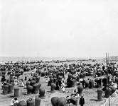 Une vue de la plage de Scheveningen et ses célèbres fauteuils-cabines en osier.  - Pays-bas (La Haie)  - 1903