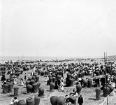 Une vue de la plage de Scheveningen et ses clbres fauteuils-cabines en osier.  - Pays-bas (La Haie)  - 1903