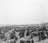 Une vue de la plage de Scheveningen et ses célèbres fauteuils-cabines en osier.  - Pays-bas (La Haie)  - 1903