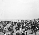 Une vue de la plage de Scheveningen et ses clbres fauteuils-cabines en osier.  - Pays-bas (La Haie)  - 1903