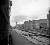 Les ruines de Pomp�i avec en fond l'�ruption volcanique du V�suve.  - Italie (Pomp�i)  - 1906