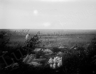 Un paysage de ruines prs du front avec des pices de canons et des paniers d'obus en osier.  - 1915