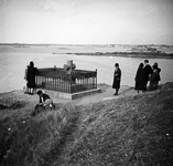 Des touristes venant se recueillir sur le clbre tombeau de Chateaubriand.  - Saint Malo (35)  - 1925