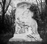 Parc Monceau, la clbre statue de Chopin  - PARIS (75)  - 1930