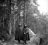 Deux femmes se prom�nent sous la pluie dans la for�t de Fontainebleau avec leurs capes et leurs chaussures de marche.  - Fontainebleau (77)  - 1910