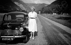 Une jeune femme pose  ct de sa Renault 4CV  - Grenoble (38)  - 1951