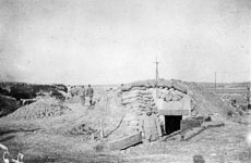 Un soldat pose  ct d'une casemate abritant une batterie de canon  - Verdun (55)  - 1916