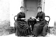 Deux soeurs posent devant l'entrée de leur maison  - 1900