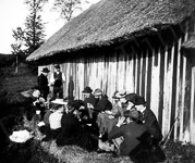 Des chasseurs d�jeunent � l'abri du grange recouverte de chaume  - Notre-Dame-de-Gravenchon (76)  - 1900