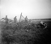 Des soldats examinent dans un champ, une carcasse d'avion cras  - 1918