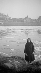 Une femme pose devant l'embcle de la Loire en hiver 1940.  - Amboise (37)  - 1940