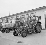 Un tracteur Fendt �quip� d'�pandeur de traitement.  - Asni�res-sur-Oise (95)  - 1970