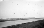 Exercice de parachutisme sur un terrain d'aviation.  - 1965