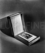 Photo publicitaire d'un parfum Chardin dans son emballage.  - 1945