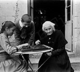 Une grand-mre joue aux dames avec sa petite-fille  - Tours (37)  - 1910